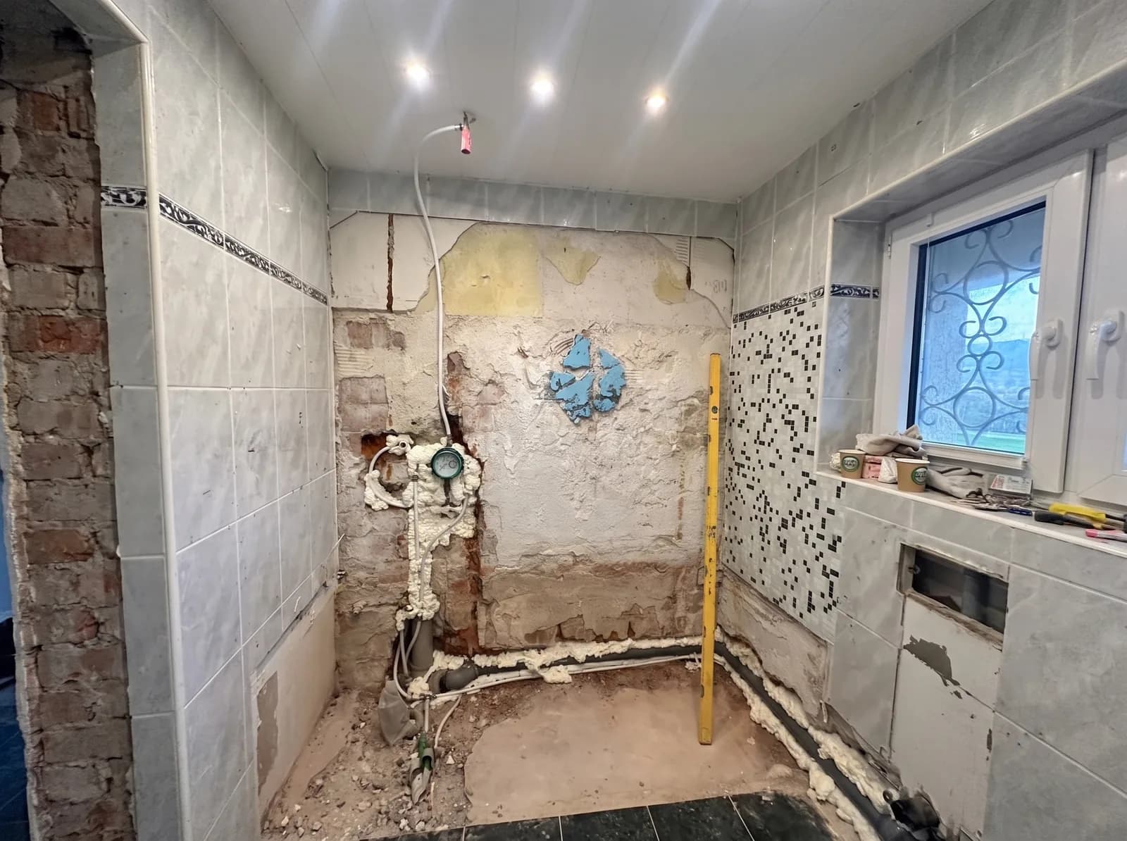 Bad, komplett entkernt und neu aufgebaut — Vorher