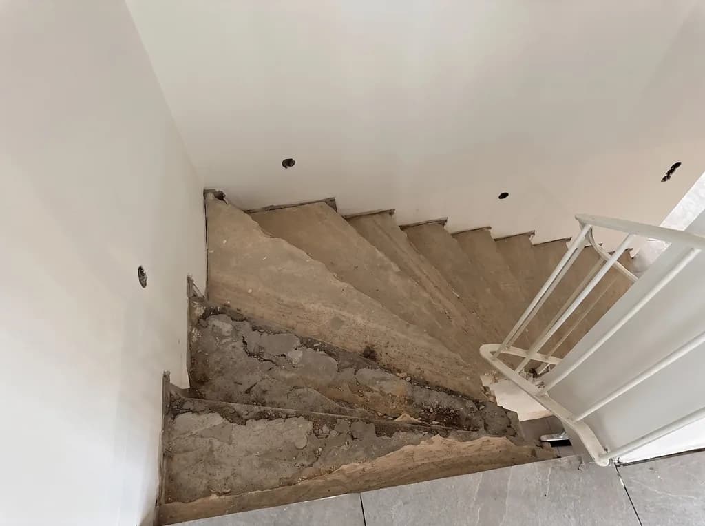 Treppe im Rohzustand vor dem Belegen, alte Stufen abgeschlagen, Wände verputzt